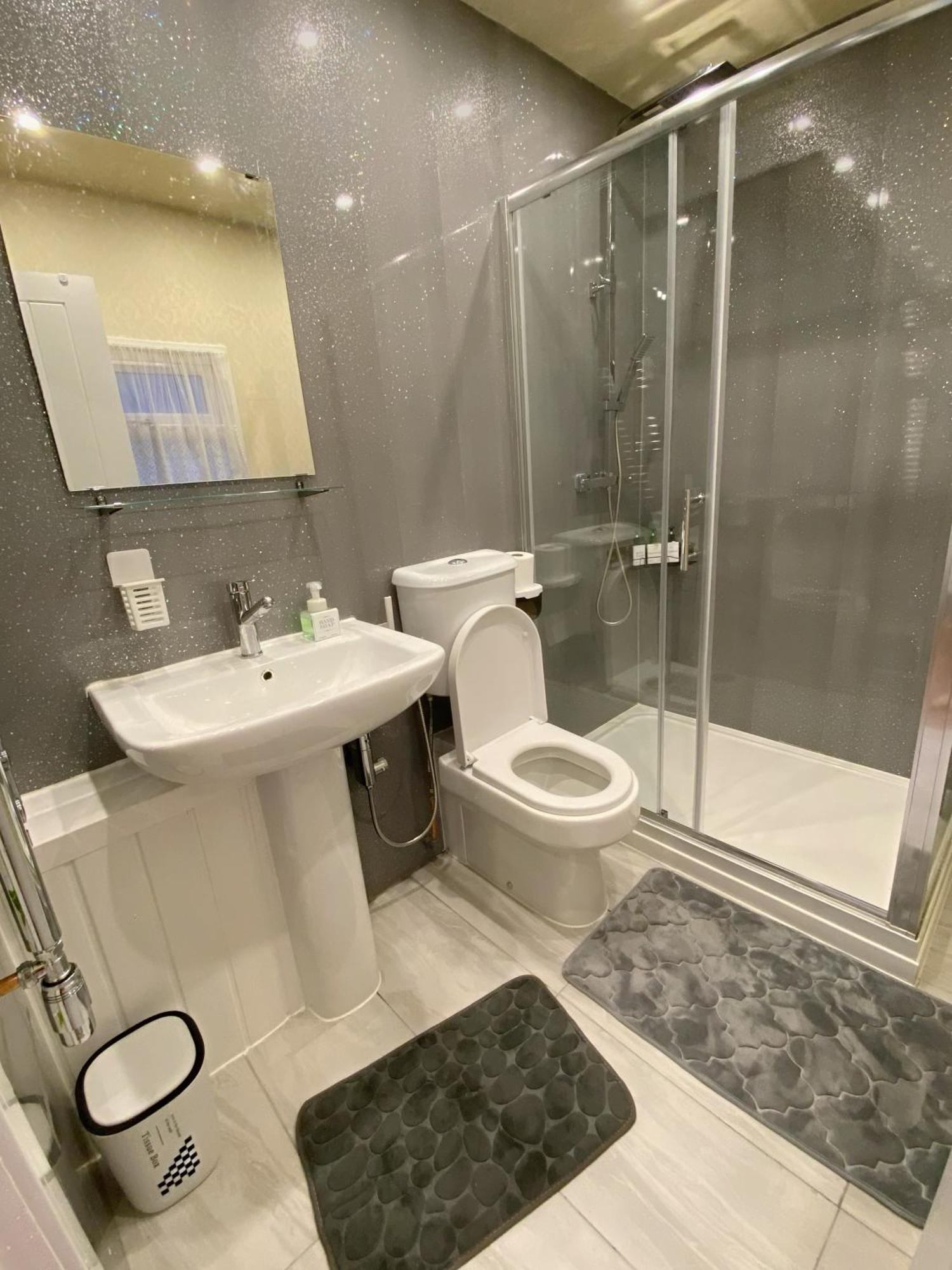 Barking London House Sleeps 12 - Parking - Train Tube - Airport Villa Exterior photo